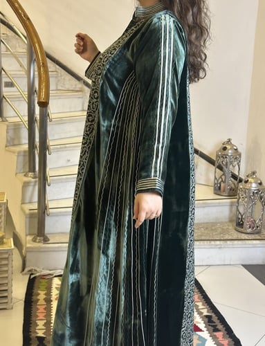 جلابيه من المخمل الفرنسي باللون الاخضر مع كشمير مط...
