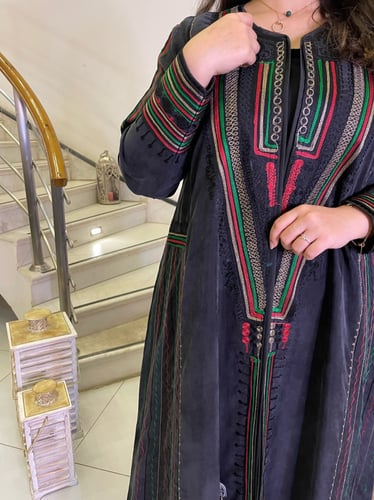 عباية حرير مغسول أسود بتطريز ملون #81