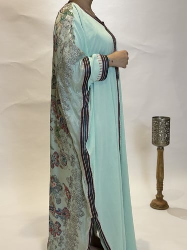 جلابيه من الكريب الناعم مع حرير مشجر بالخلف