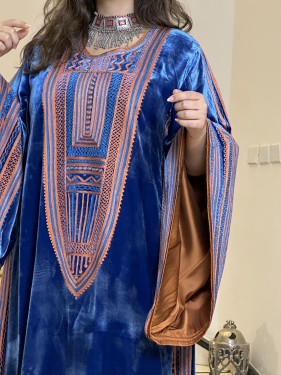 جلابيه شتويه من المخمل الفرنسي الناعم باللون الازر...