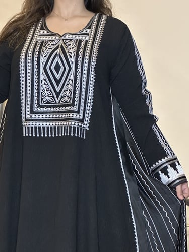 DB010. جلابيه من الكريب الاسود مع الحرير على شيفون...