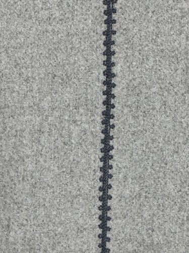 عبايه انيقه من الصوف باللون السماوي بتطريز ناعم كح...