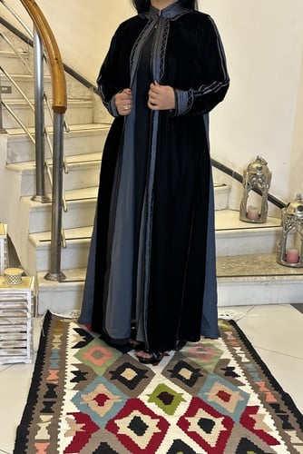 عبايه انيقه من المخمل الاسود مع اللينين الرمادي