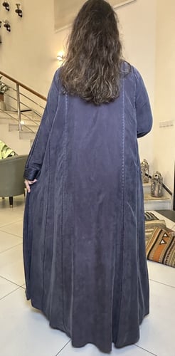 عبايه من الحرير المغسول باللون الليلكي والتطريز ال...