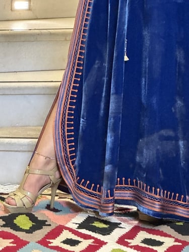 جلابيه شتويه من المخمل الفرنسي الناعم باللون الازر...