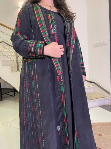 عباية حرير مغسول أسود بتطريز ملون #81