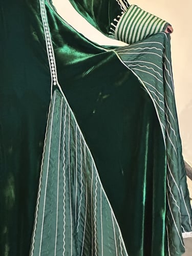 فستان انيق من المخمل الفرنسي بقصات حرير