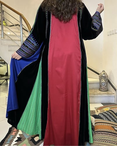 جلابيه من المخمل الاسود بكلوشات حرير ملون