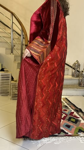 جلابيه من المخمل الفرنسي مع قطعه راقيه مطرزه ومشكو...