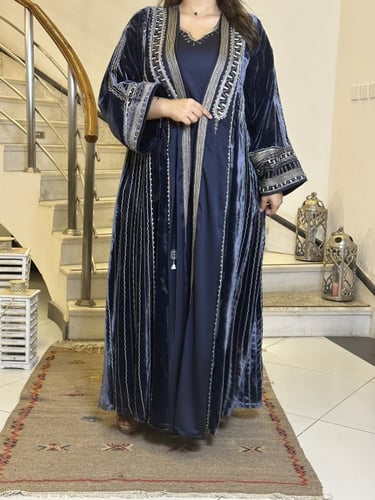 عبايه من المخمل الكحلي والحرير مع ثوب عبايه وطرحه...