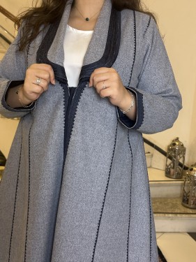 عبايه انيقه من الصوف باللون السماوي بتطريز ناعم كح...