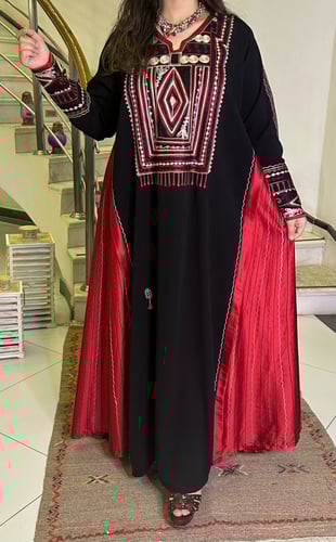 جلابية كريب وحرير بتطريز أمامي وكشمير (أسود) #116