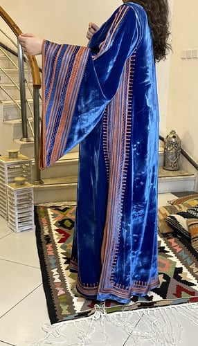 جلابيه شتويه من المخمل الفرنسي الناعم باللون الازر...