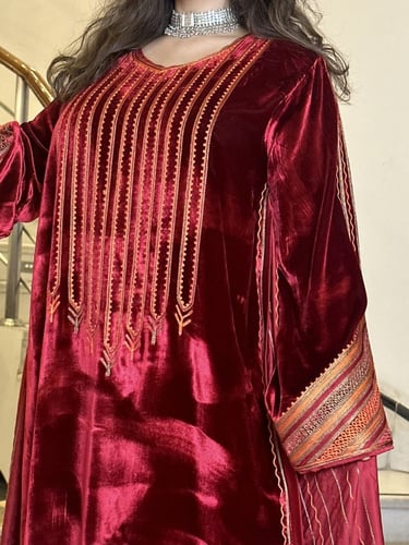 جلابيه من المخمل الفرنسي مع قطعه راقيه مطرزه ومشكو...