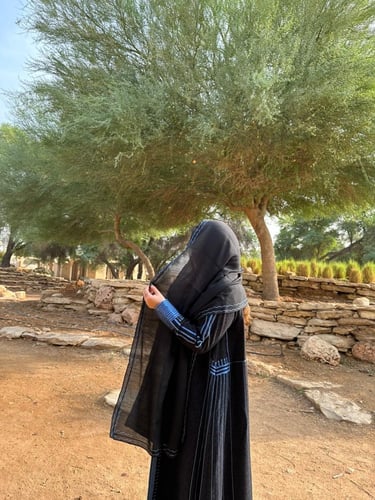 عبايه كوت من الصوف المنقط ببطانه من الحرير الازرق...