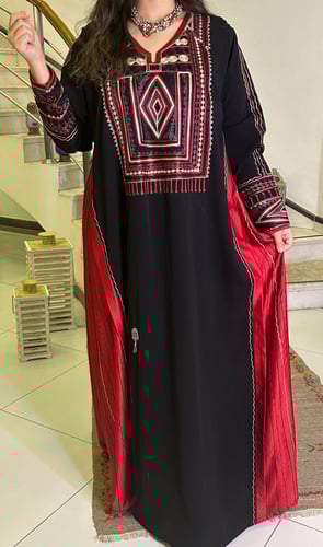 جلابية كريب وحرير بتطريز أمامي وكشمير (أسود) #107