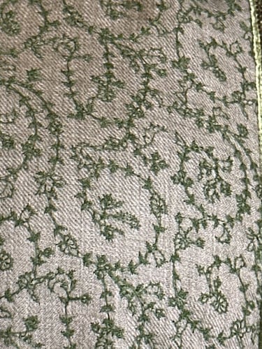 جلابيه من المخمل الفرنسي باللون الزيتي مع كشمير مط...