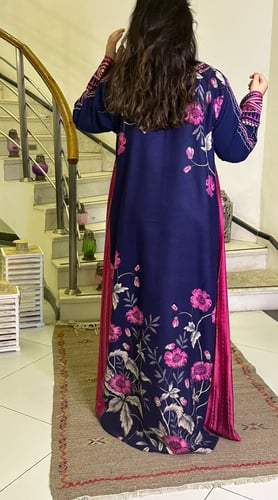 جلابية تطريز أمامي كريب وكشمير (أزرق وفوشي) #115