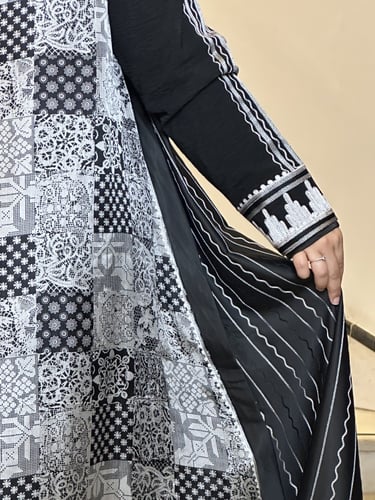 DB010. جلابيه من الكريب الاسود مع الحرير على شيفون...