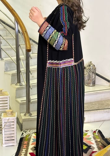 جلابية تقليدي أسود بتطريز أمامي (أخضر، أحمر، أزرق)...