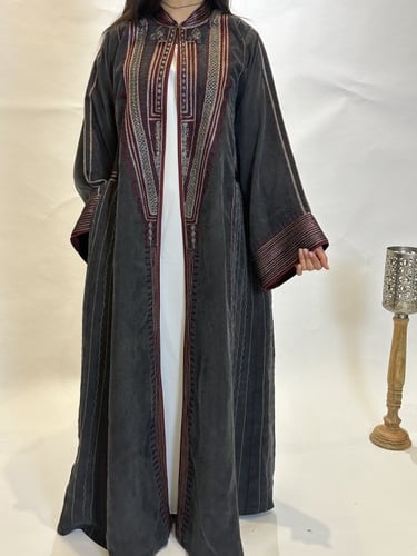 عبايه من الحرير المغسول الاسود الباهت مع الطرحه