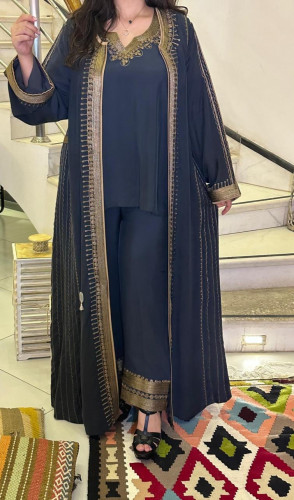 طقم يحتوي على بلوزة وبنطال وعباية وطرحة من الشاموا...