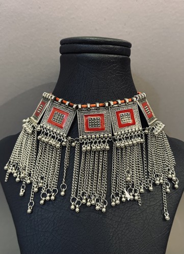 عقد فضي مجمل بالسلاسل الفضيه