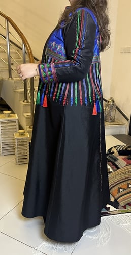 عبايه يوم التأسيس من الشانتون الاسود مجمله بشعار م...