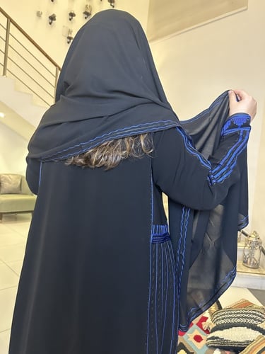 عبايه من الكريب الاسود بالتطريز النيلي مع الطرحه