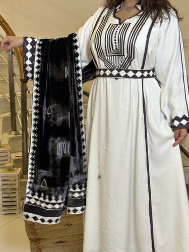 جلابيه من الحرير السكري بالتطريز الليلكي مع شال مخ...