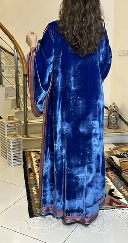 جلابيه شتويه من المخمل الفرنسي الناعم باللون الازر...