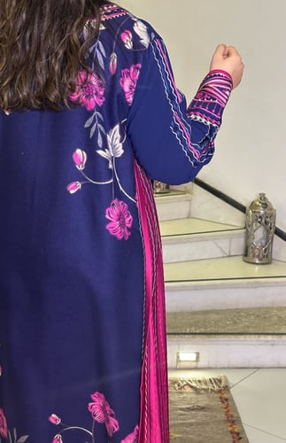 جلابية تطريز أمامي كريب وكشمير (أزرق وفوشي) #115