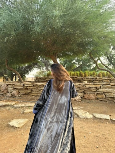 عبايه من المخمل الفرنسي الناعم باللونين الرمادي ال...