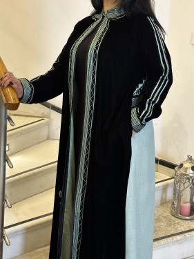عبايه انيقه من المخمل الاسود مع اللينين التفاحي