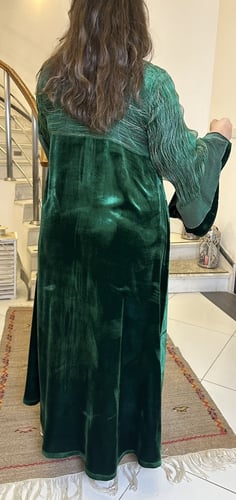 جلابيه من المخمل الفرنسي الاخضر المجمله بالشيفون ا...