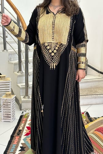 جلابية كريب بتطريز أمامي ذهبي (أسود) #87