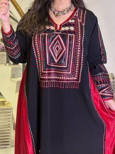 جلابية كريب وحرير بتطريز أمامي وكشمير (أسود) #107