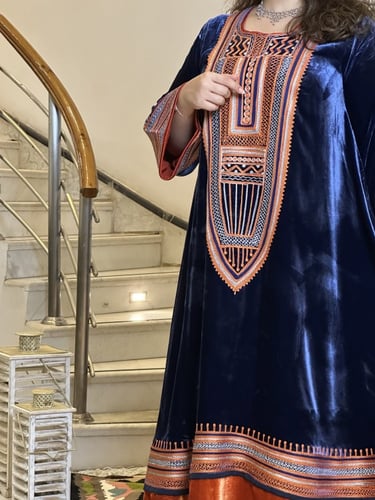 جلابيه شتويه من المخمل الناعم باللون الكحلي والاور...