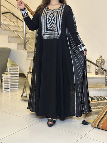 DB010. جلابيه من الكريب الاسود مع الحرير على شيفون...