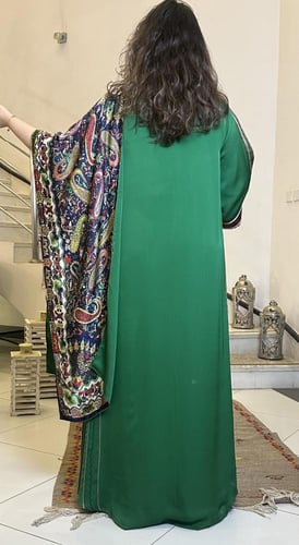 جلابيه من الحرير مع شال من الحرير المشجر