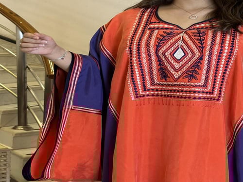 ثوب نشل من الحرير المغسول باللونين البرتقالي والمو...