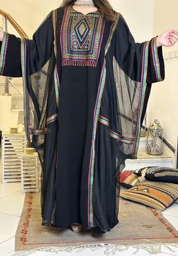 دمج جميل بين ثوب النشل النجدي والتطريز الجنوبي