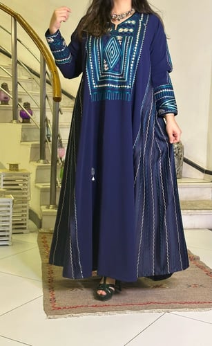 جلابية تطريز أمامي كريب ووحرير كشمير (أزرق) #117