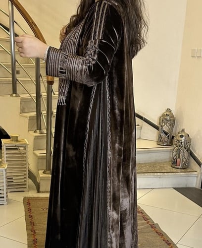 عبايه مخمل فرنسي بني مع ثوب حرير وطرحه