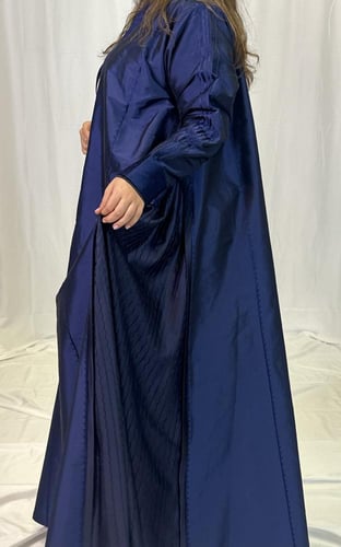 عبايه من الشانتون الناعم باللون الازرق مع تطريز نا...