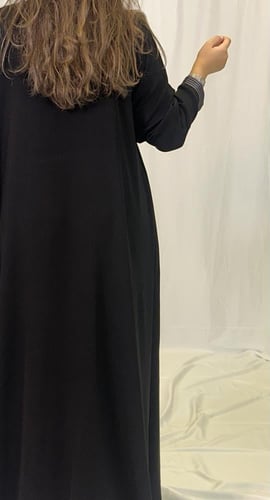 AB005. عبايه من الحرير الاسود بقطعه داخليه ملاصقه...