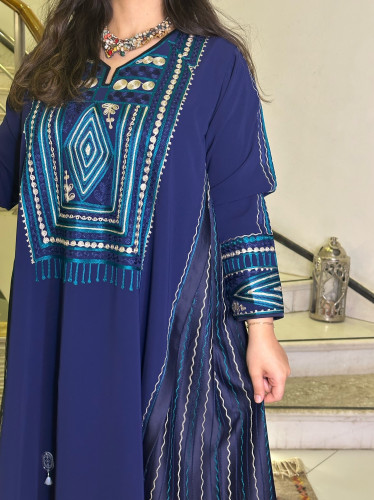 جلابية تطريز أمامي كريب ووحرير كشمير (أزرق) #117