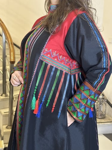 عبايه يوم التأسيس من الشانتون الاسود مجمله بشعار م...