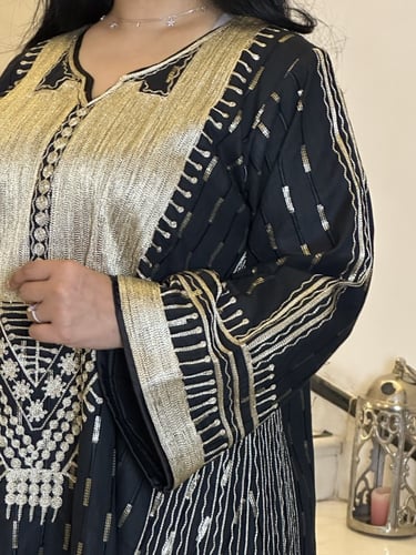 جلابيه لينين اسود مطرزهه ومشكوكه