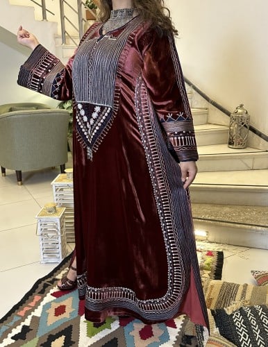 جلابيه شتويه مخمل فرنسي ناعم باللون المارون والتطر...